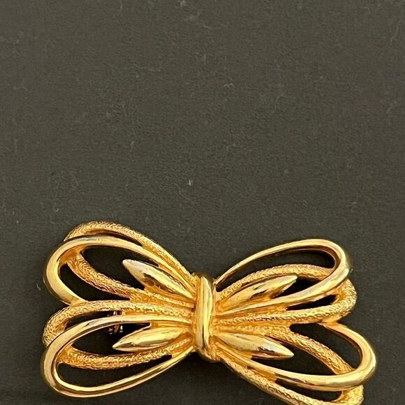 Vintage Gold Tone Bow Pin - Picture 2 of 4